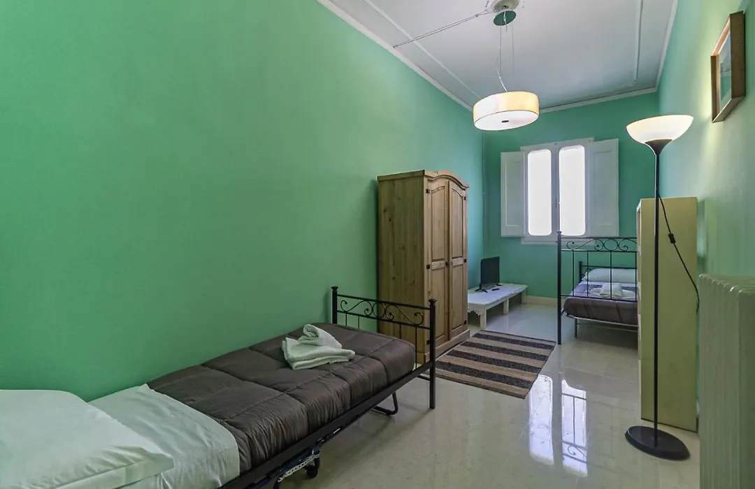 Spacious Three Bedroom Apartment On The Arno-1
