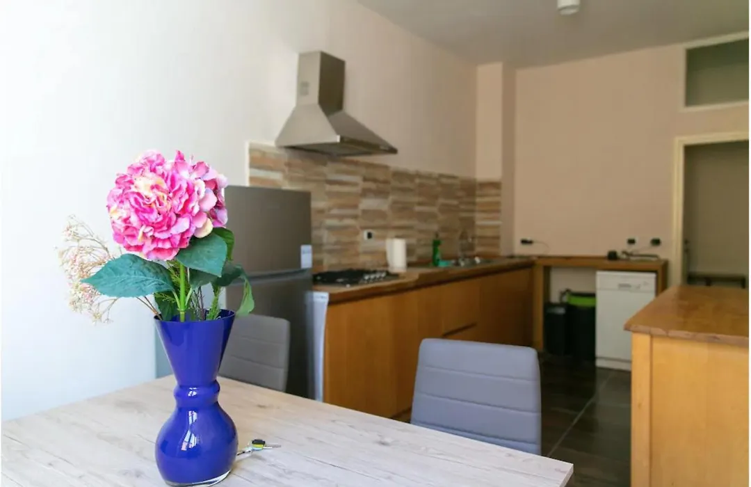 Spacious Three Bedroom Apartment On The Arno-1