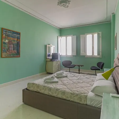Spacious Three Bedroom Apartment On The Arno-3