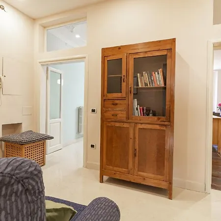 Spacious Three Bedroom Apartment On The Arno-2